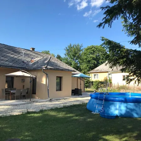 Visszavar-lak Holiday home *